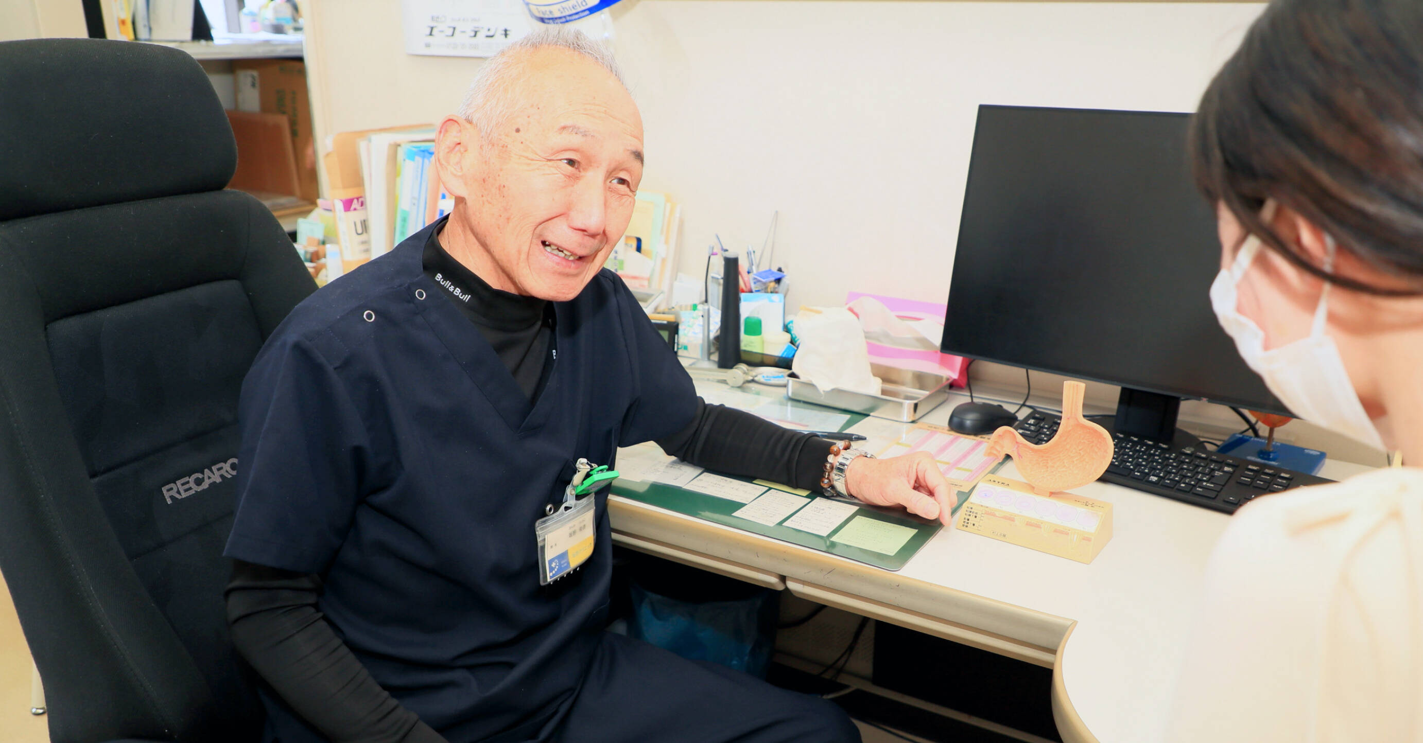 診察室で医師が患者に説明をしている様子